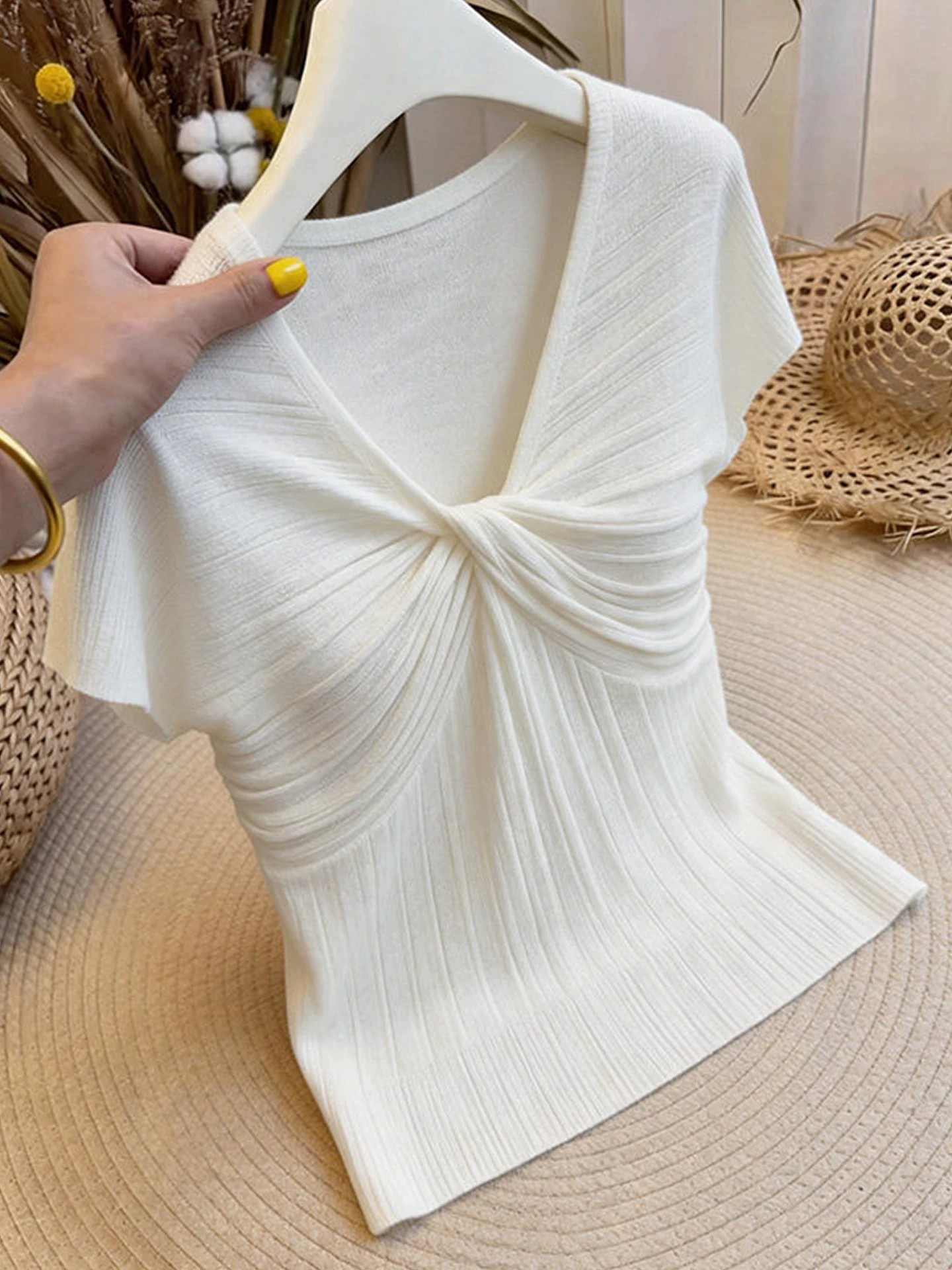 French-Style V-Neck Twist Short-Sleeve Knit Top for Women Summer Slim-Fit White T-Shirt