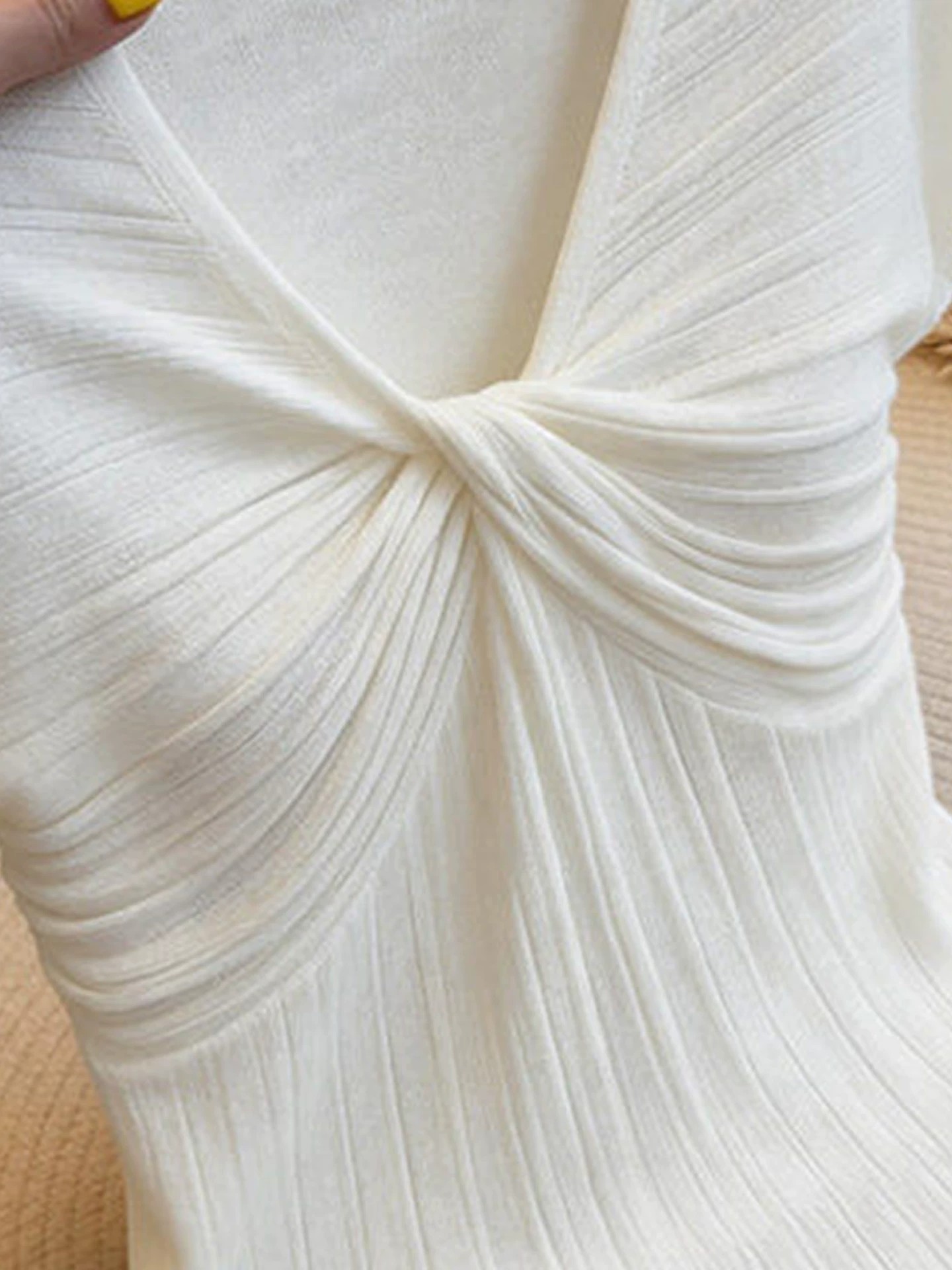 French-Style V-Neck Twist Short-Sleeve Knit Top for Women Summer Slim-Fit White T-Shirt - Image 2